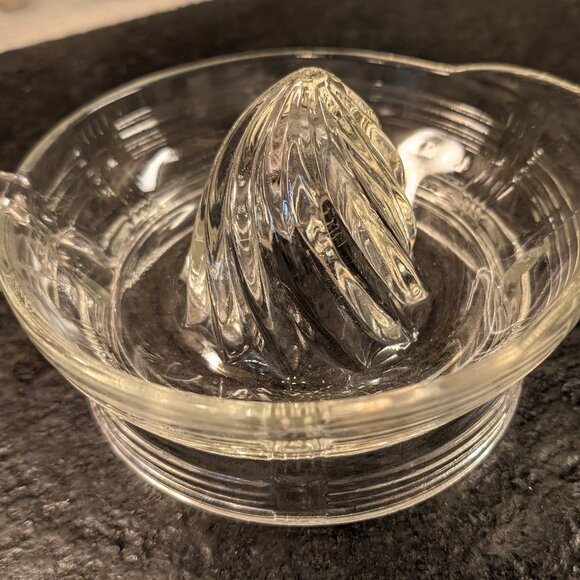 VTG Juice Clear Glass Juicer Orange Lemon Lime Citrus Reamer Squeezer Holder - Picture 1 of 9
